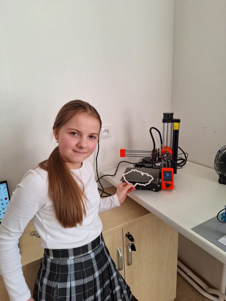 Terka tiskne na 3D tiskárně