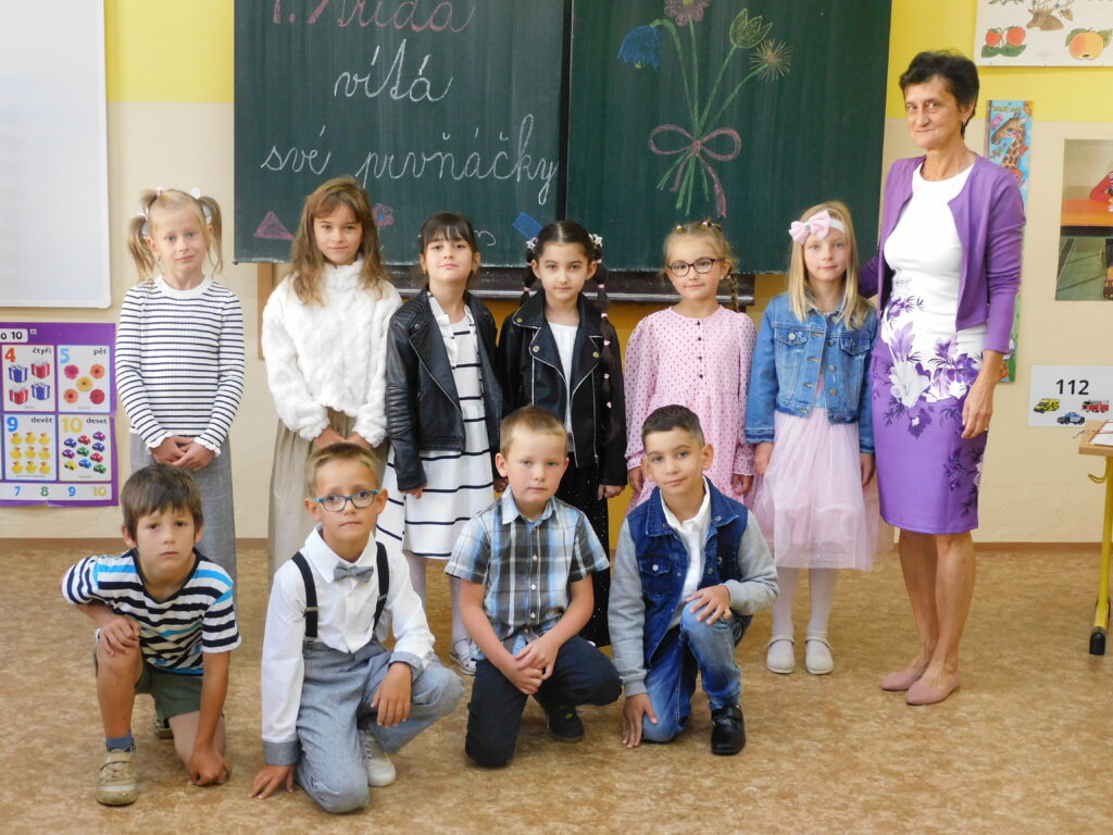 Naši prvňáčci s paní učitelkou