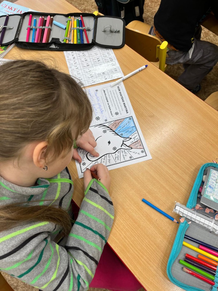 Štěpánka si hraje s barvičkami