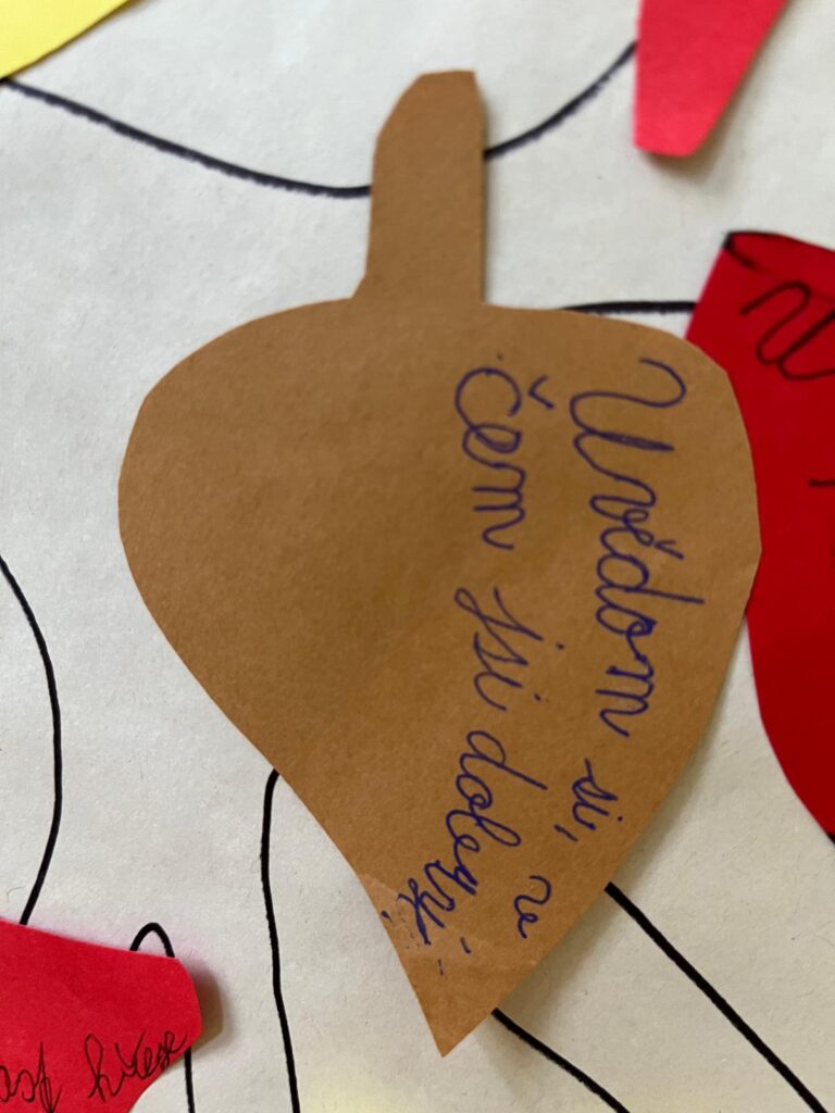 Milý hnědý lísteček