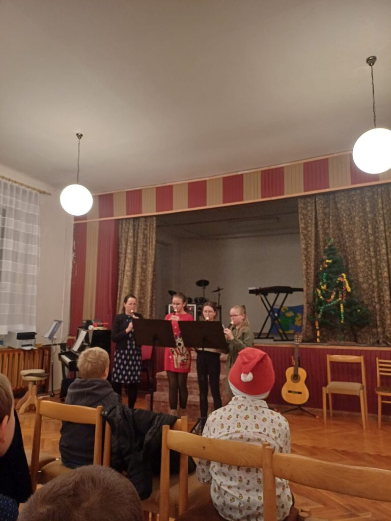 Dívčí trio s paní učitelkou